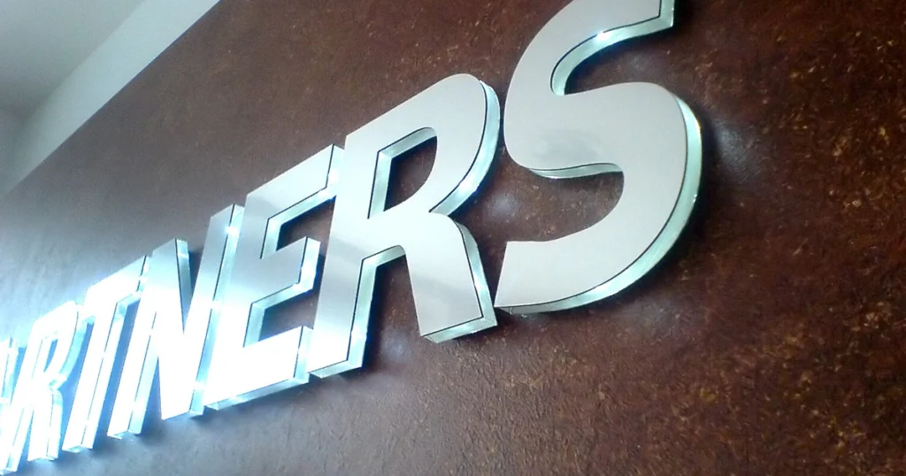 Podsvietené logo z plexiskla